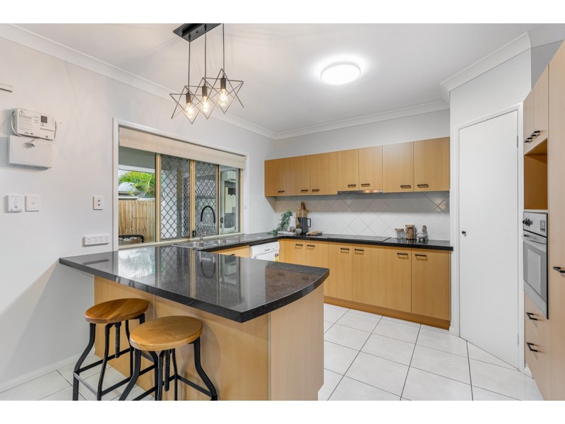 25 Lakeside Circuit, Sinnamon Park QLD 4073