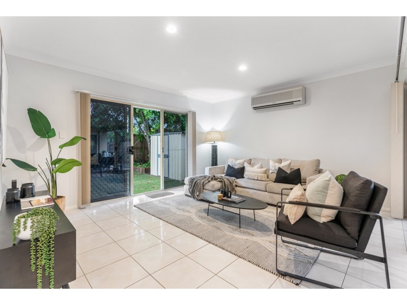 25 Lakeside Circuit, Sinnamon Park QLD 4073