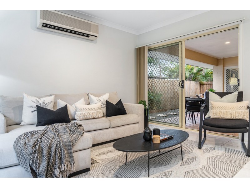 25 Lakeside Circuit, Sinnamon Park QLD 4073