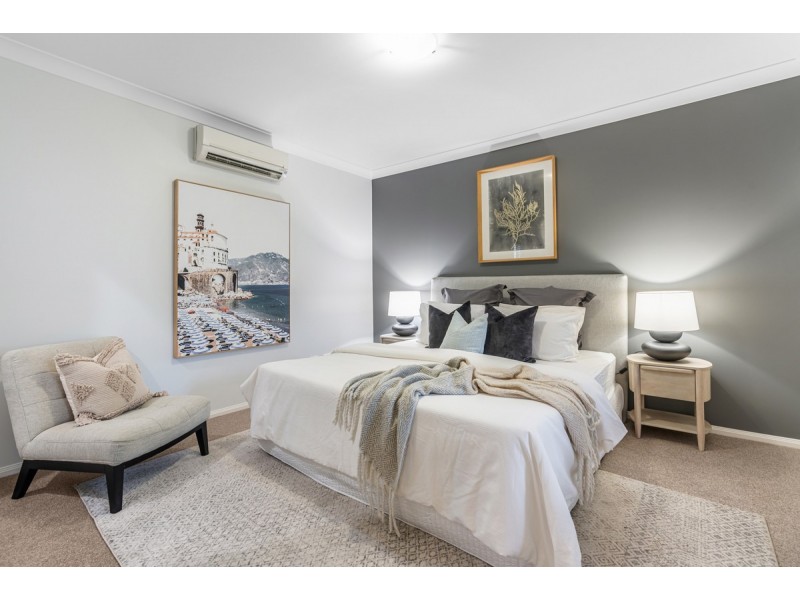 25 Lakeside Circuit, Sinnamon Park QLD 4073