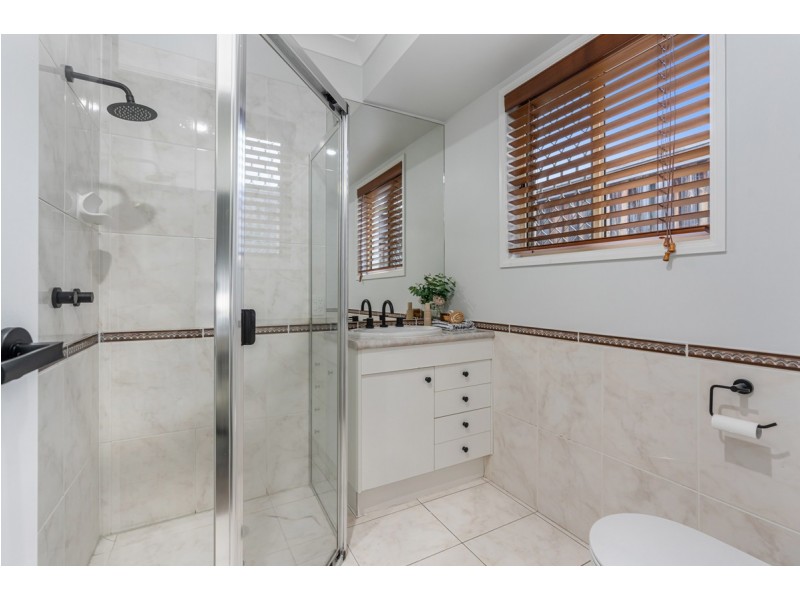 25 Lakeside Circuit, Sinnamon Park QLD 4073