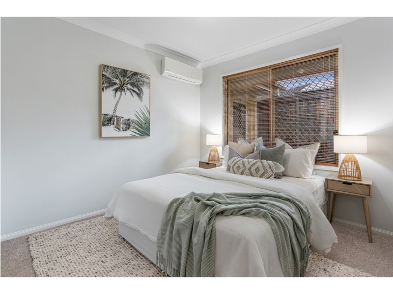 25 Lakeside Circuit, Sinnamon Park QLD 4073