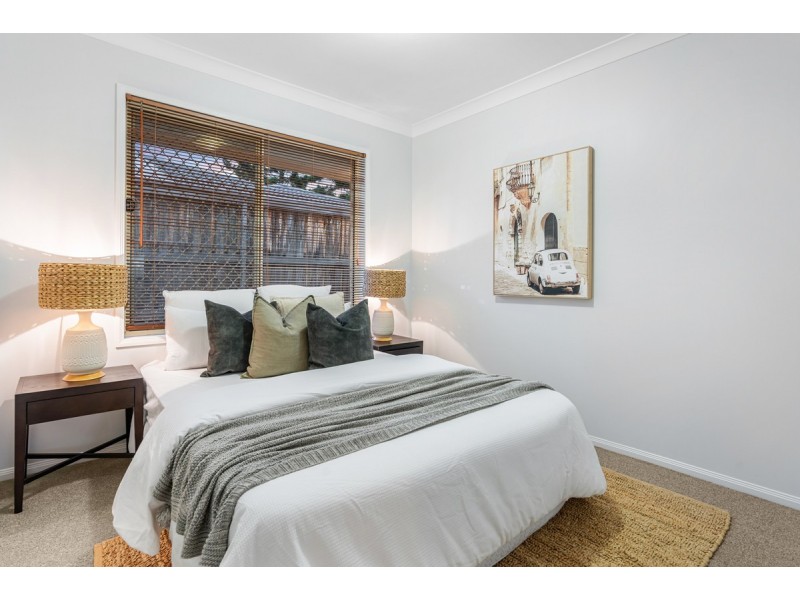 25 Lakeside Circuit, Sinnamon Park QLD 4073