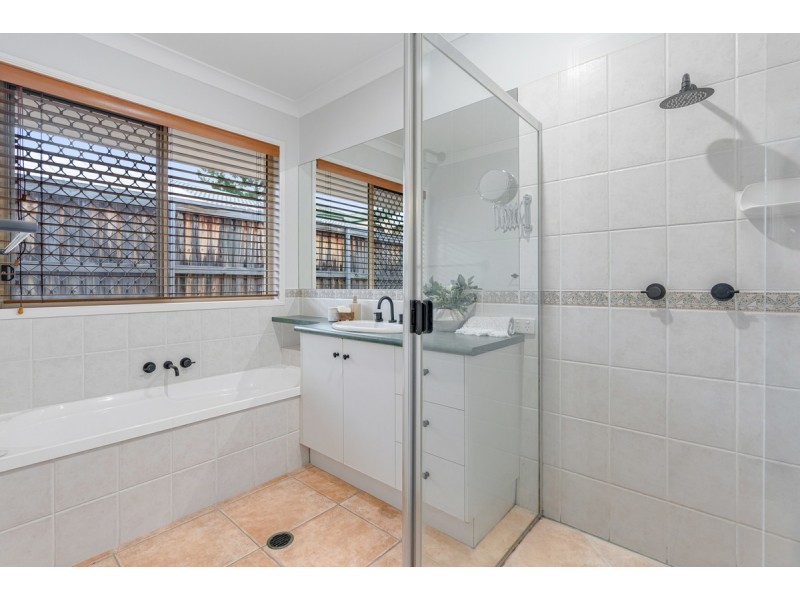 25 Lakeside Circuit, Sinnamon Park QLD 4073