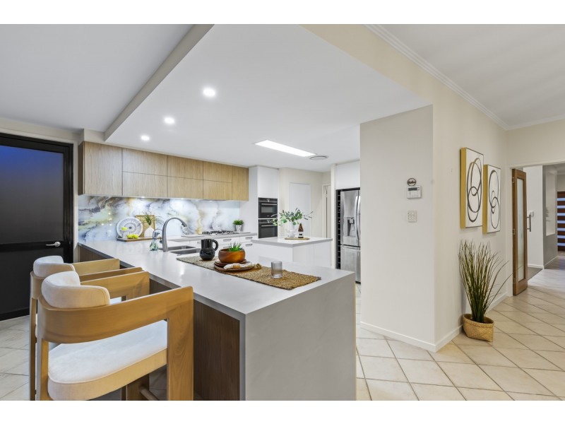 9 Martingale Court, Raby Bay QLD 4163