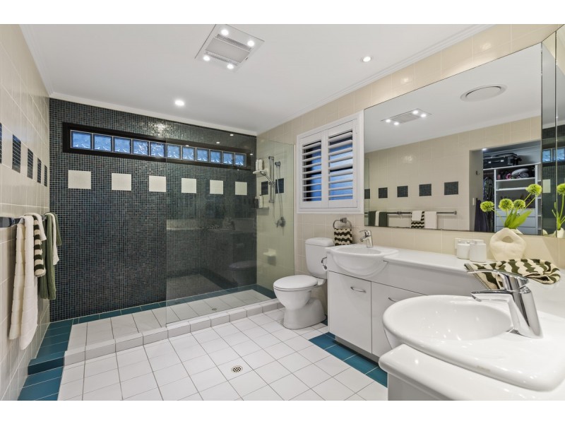 9 Martingale Court, Raby Bay QLD 4163