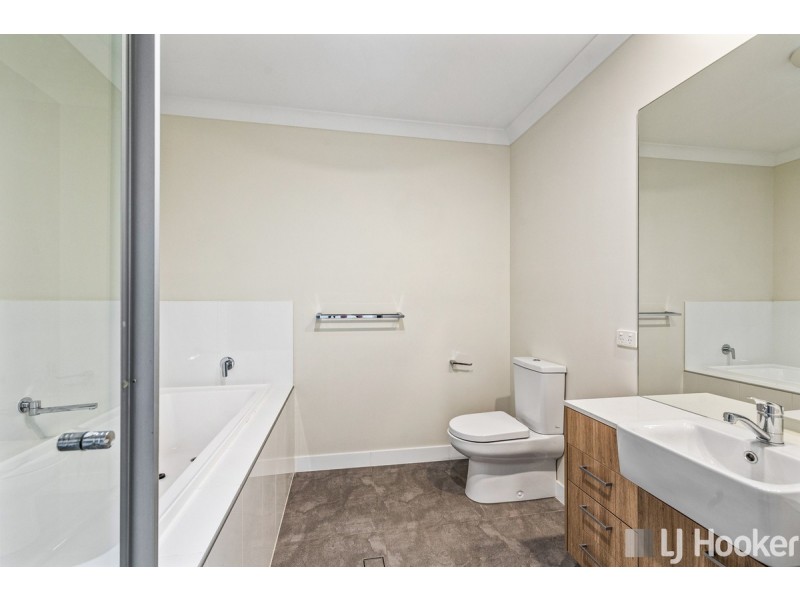 10 Muller Street, Redland Bay QLD 4165