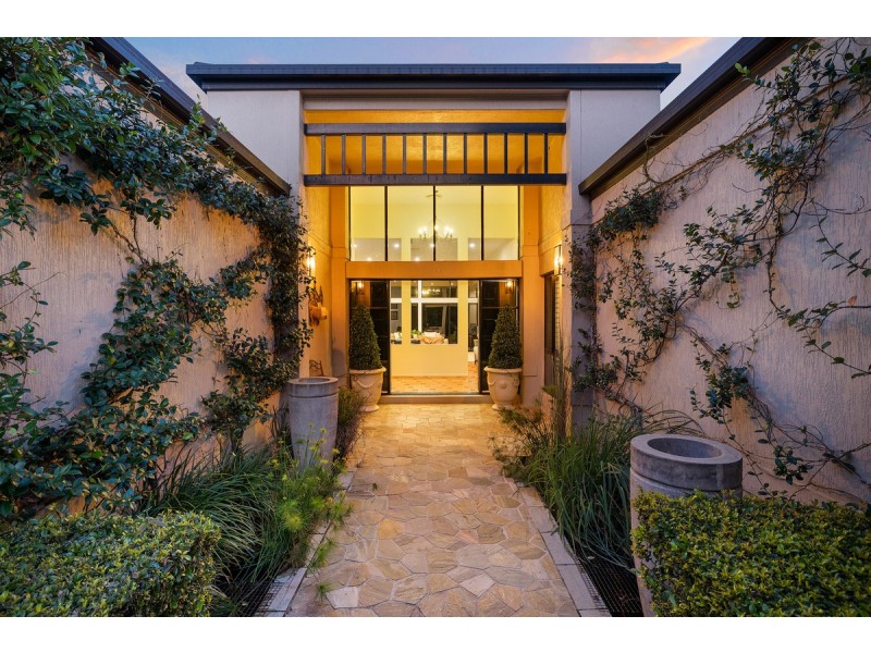 8 Melrose Close, Carindale QLD 4152