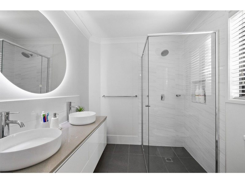 14 Manor Drive, Wellington Point QLD 4160