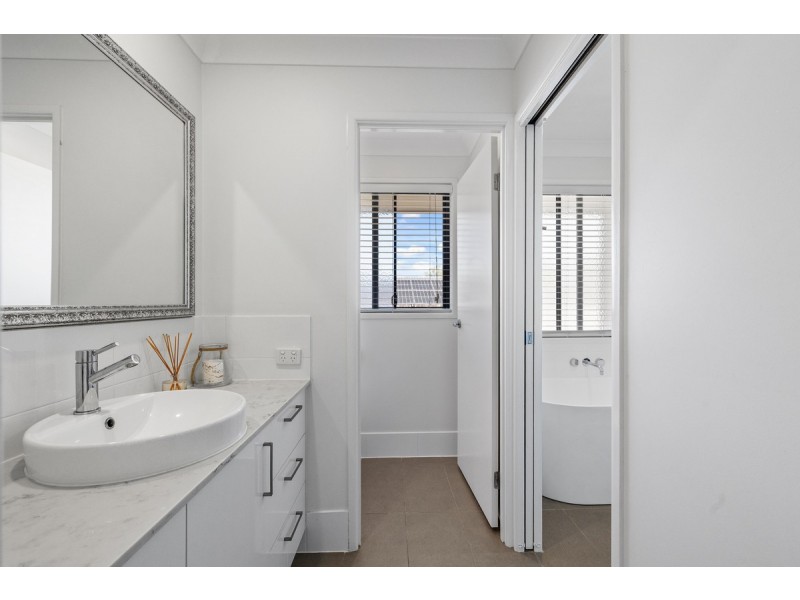 14 Manor Drive, Wellington Point QLD 4160