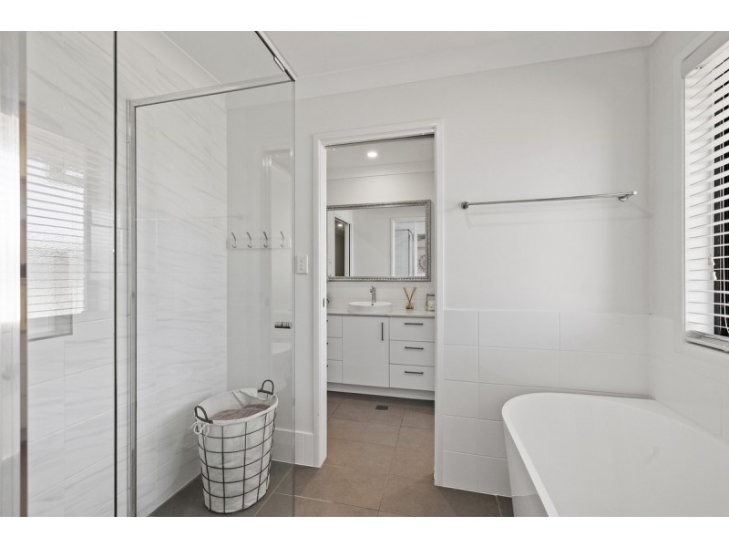 14 Manor Drive, Wellington Point QLD 4160