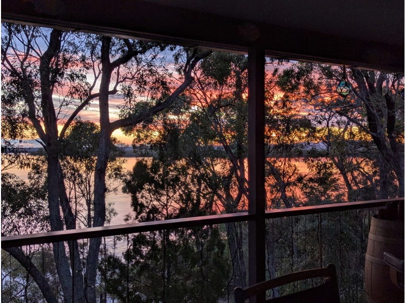 1 Cliff Terrace, Macleay Island QLD 4184