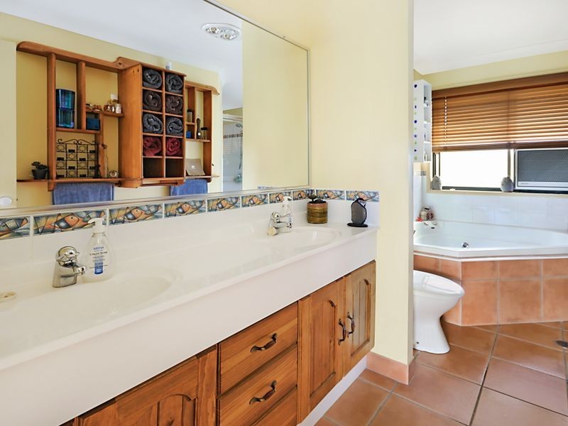 12 Kalmia Drive, Redland Bay QLD 4165