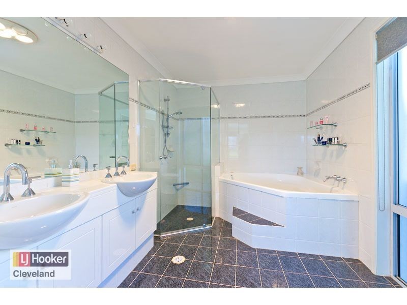 1 Kinsail Court, Raby Bay QLD 4163