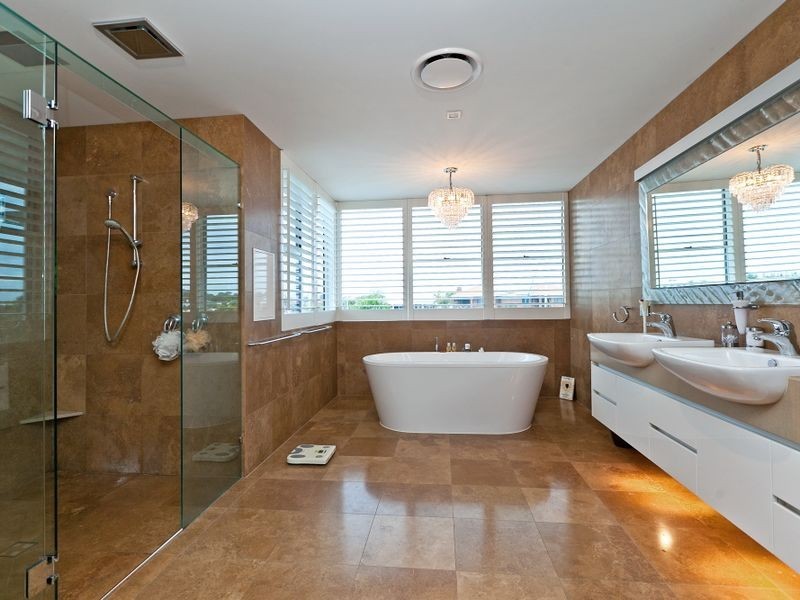 18 Portsmouth Place, Raby Bay QLD 4163