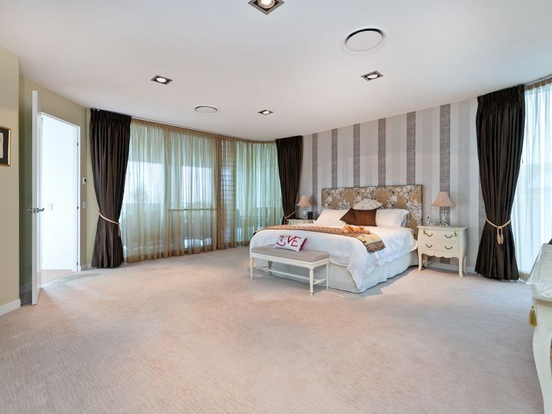 18 Portsmouth Place, Raby Bay QLD 4163