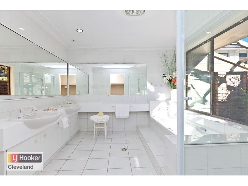 30 Bowsprit Parade, Raby Bay QLD 4163