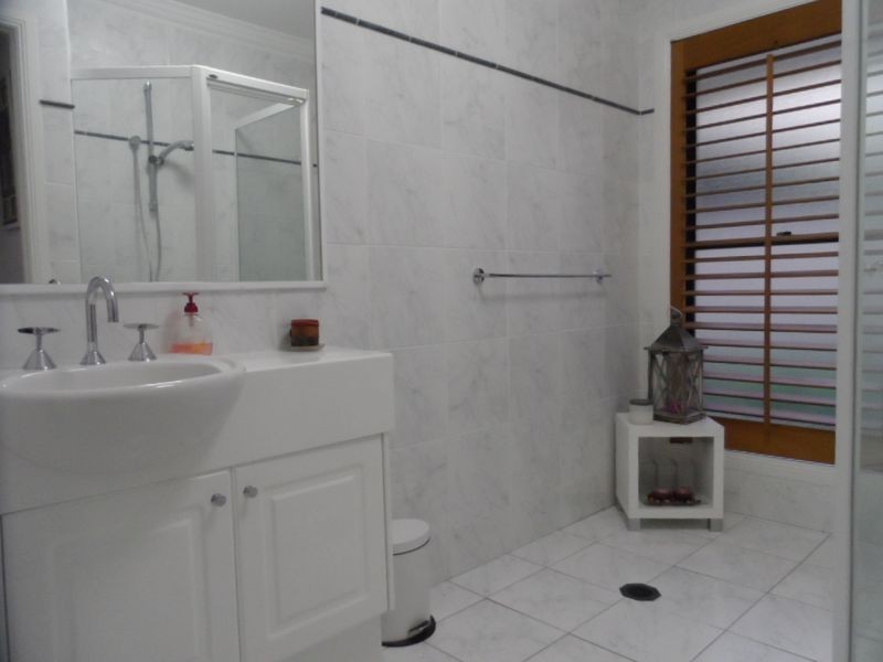 38 Raby Bay Blvd, Raby Bay QLD 4163