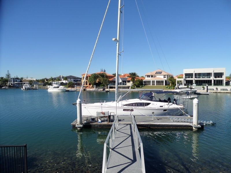 38 Raby Bay Blvd, Raby Bay QLD 4163