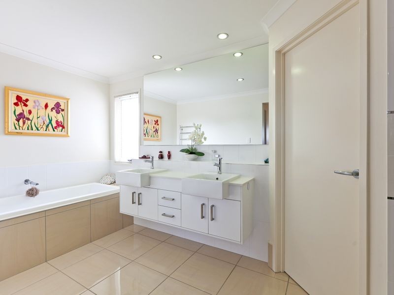 17 Ebony Crescent, Redland Bay QLD 4165