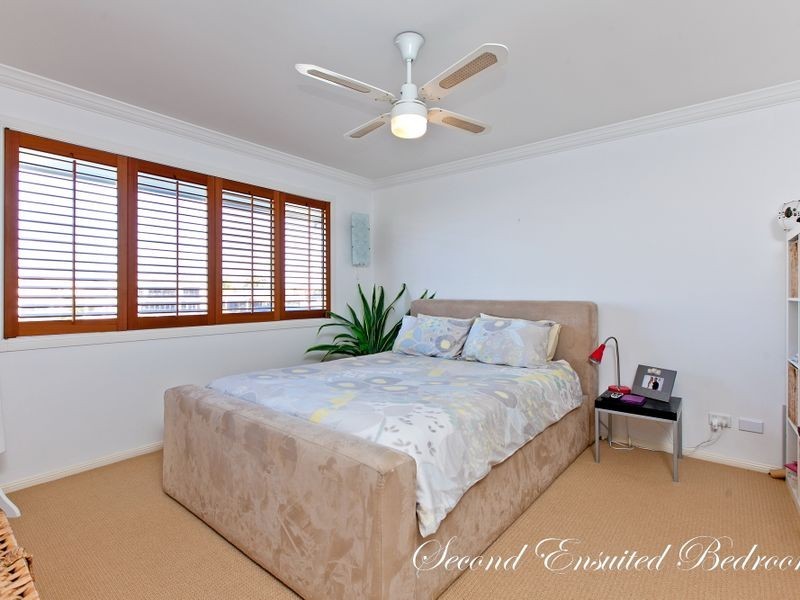 38 Raby Bay Blvd, Raby Bay QLD 4163