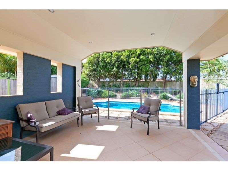 11 Baylink Drive, Redland Bay QLD 4165