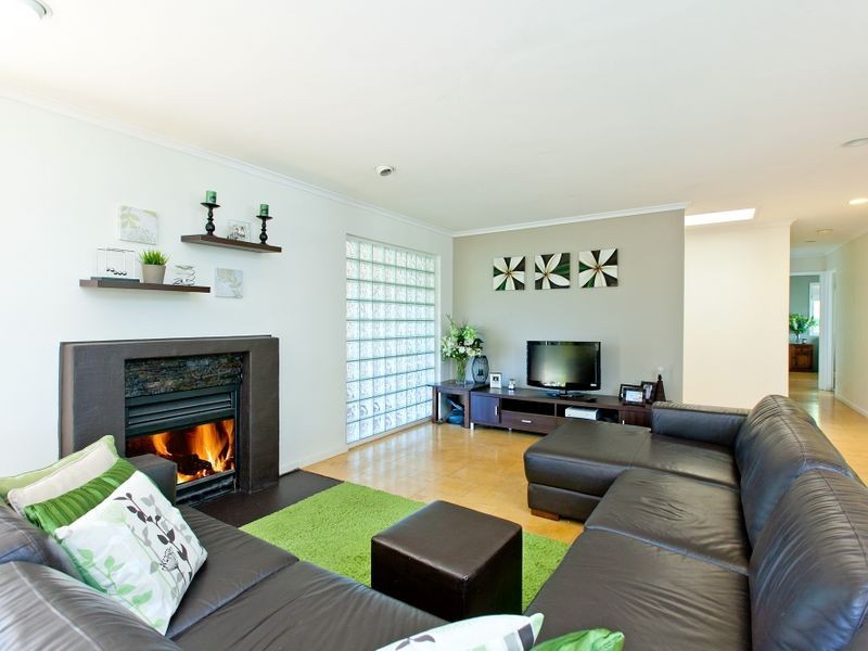 11 Jay Crescent, Redland Bay QLD 4165