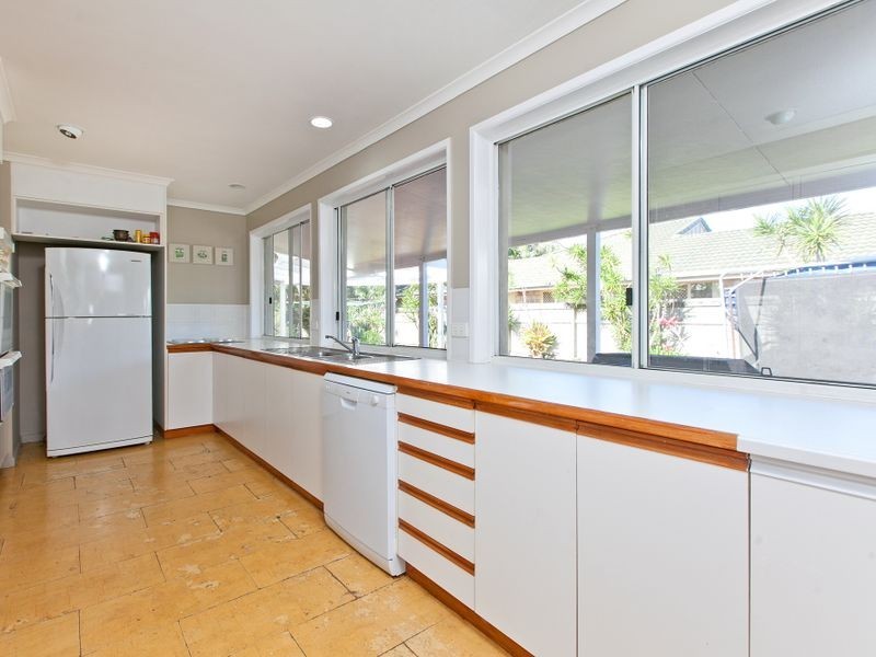 11 Jay Crescent, Redland Bay QLD 4165