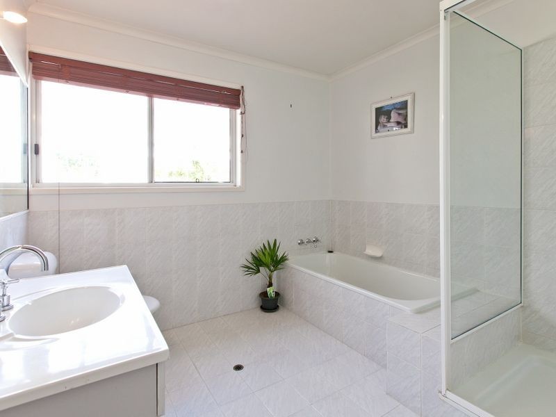 11 Jay Crescent, Redland Bay QLD 4165