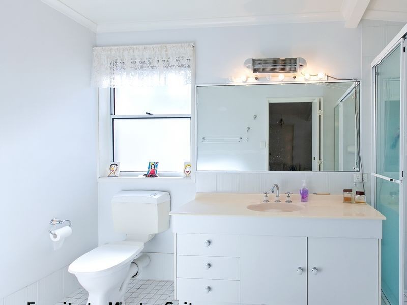 11 Jay Crescent, Redland Bay QLD 4165