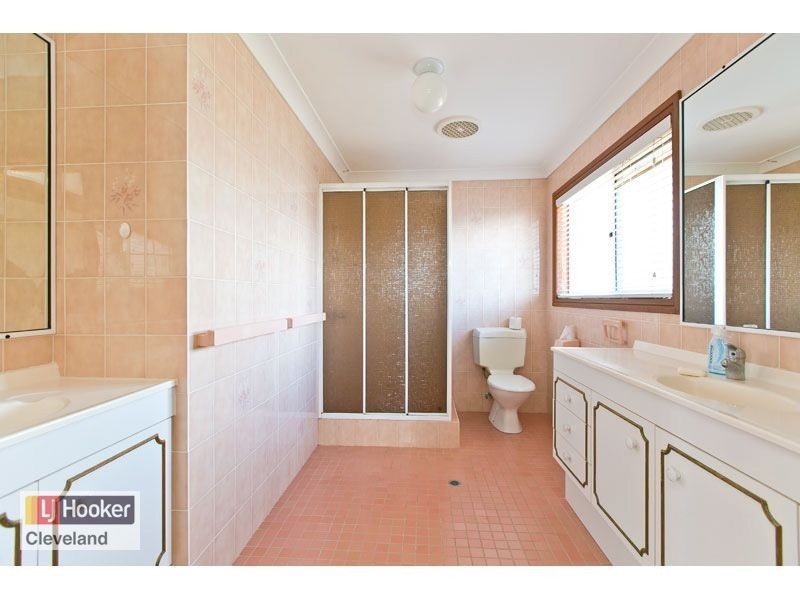 24 Bowsprit Parade, Raby Bay QLD 4163