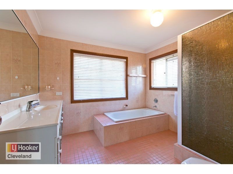 24 Bowsprit Parade, Raby Bay QLD 4163