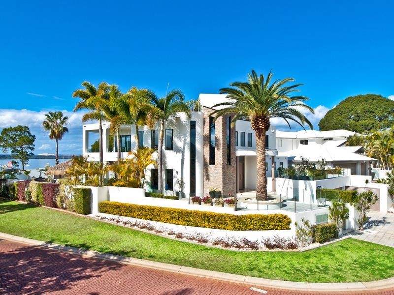 28 The Boulevard, Redland Bay QLD 4165