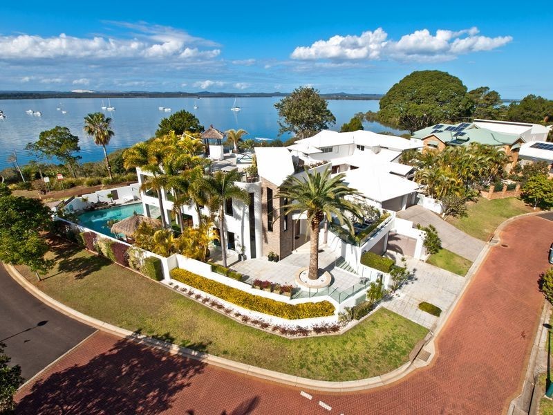 28 The Boulevard, Redland Bay QLD 4165