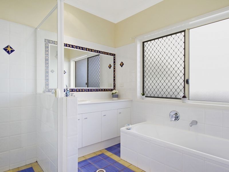 8 The Rampart, Redland Bay QLD 4165