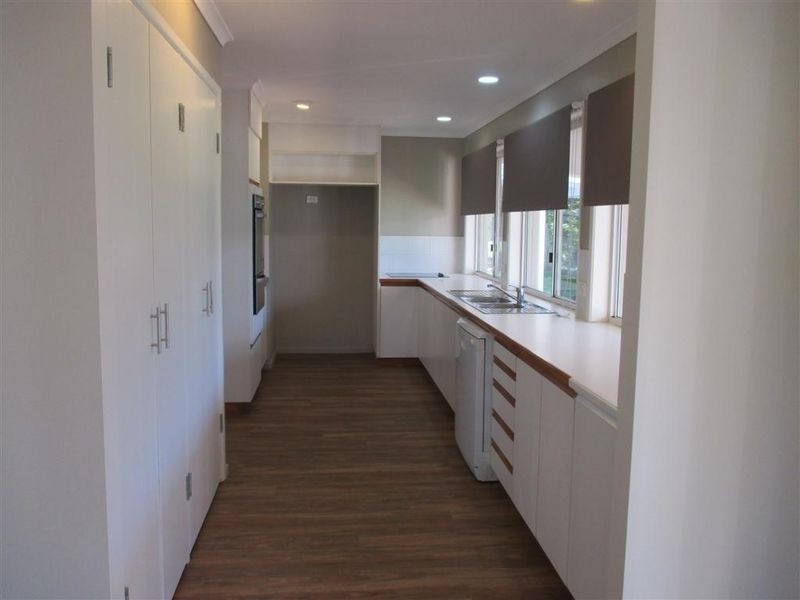 11 Jay Crescent, Redland Bay QLD 4165