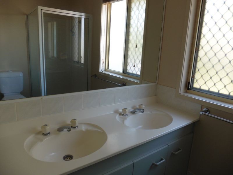 6 Robert Court, Redland Bay QLD 4165