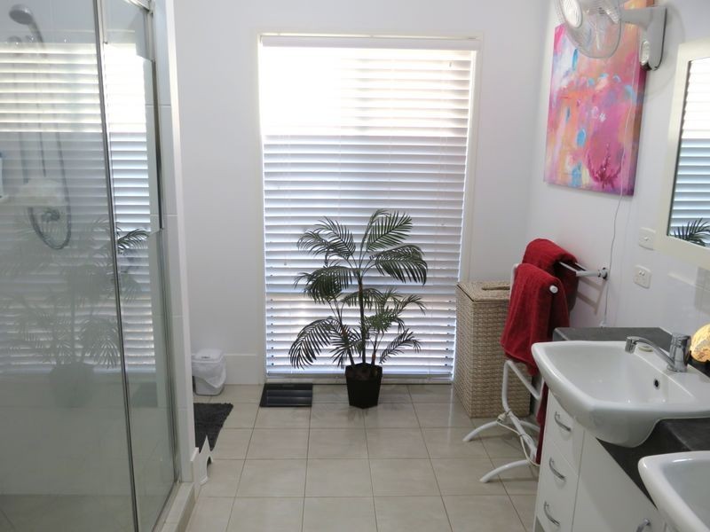 6 Irwin Place, Redland Bay QLD 4165
