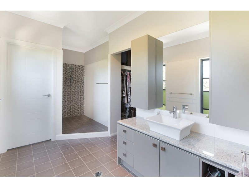 204 School Of Arts Road, Redland Bay QLD 4165