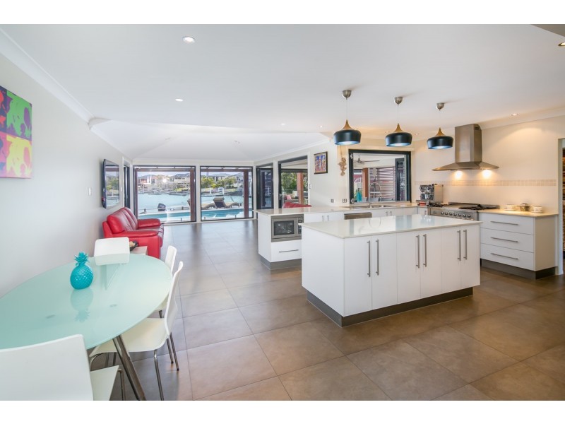 2 Seacrest Court, Raby Bay QLD 4163