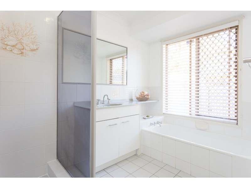 4 Honeysuckle Court, Victoria Point QLD 4165