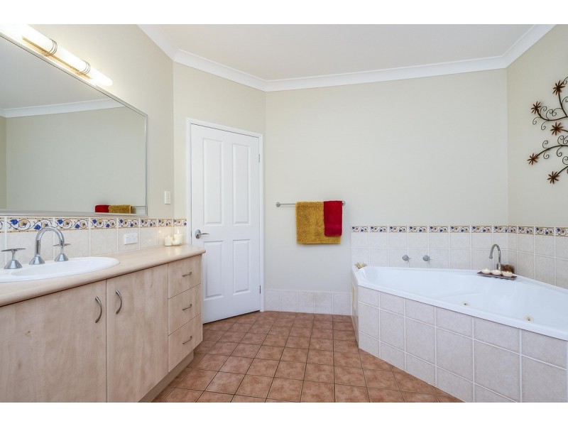 24 Grevillea Street, Redland Bay QLD 4165