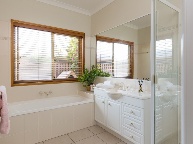 11 Creedin Court, Redland Bay QLD 4165