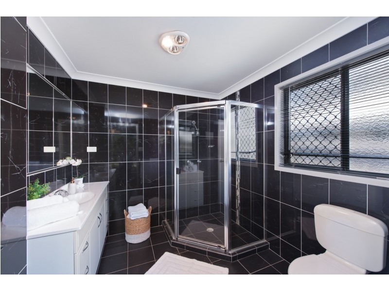 18 Hillcrest Street, Wellington Point QLD 4160