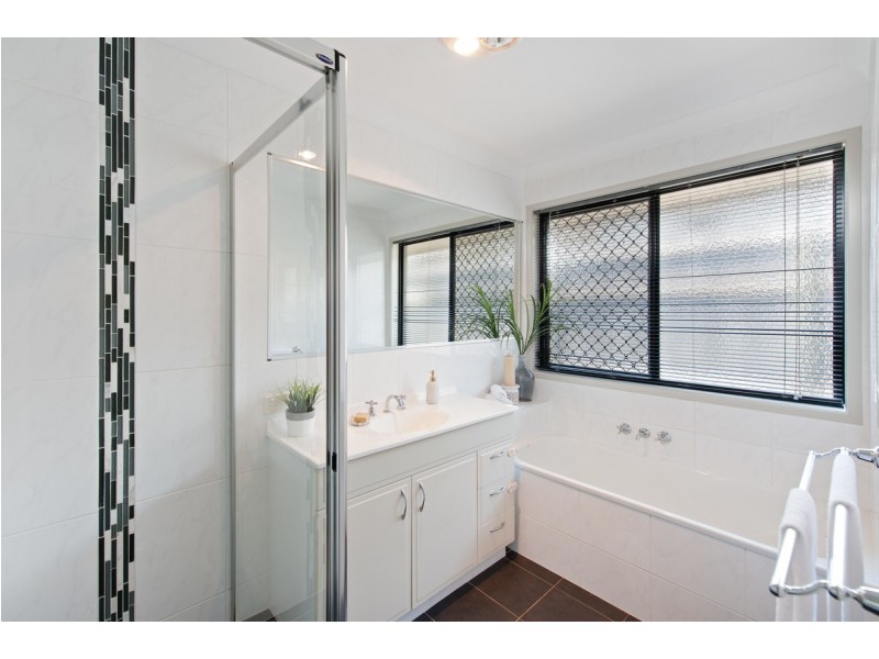 18 Hillcrest Street, Wellington Point QLD 4160