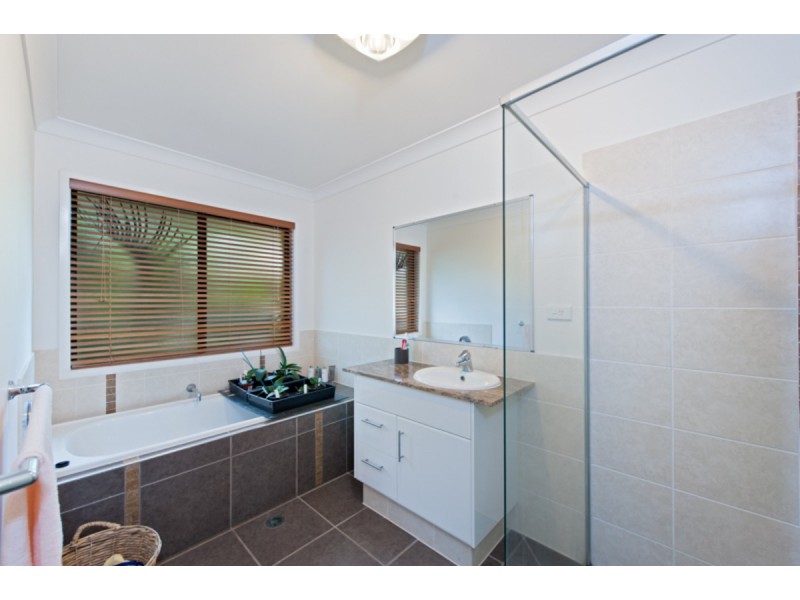 4 Huntly Place, Redland Bay QLD 4165