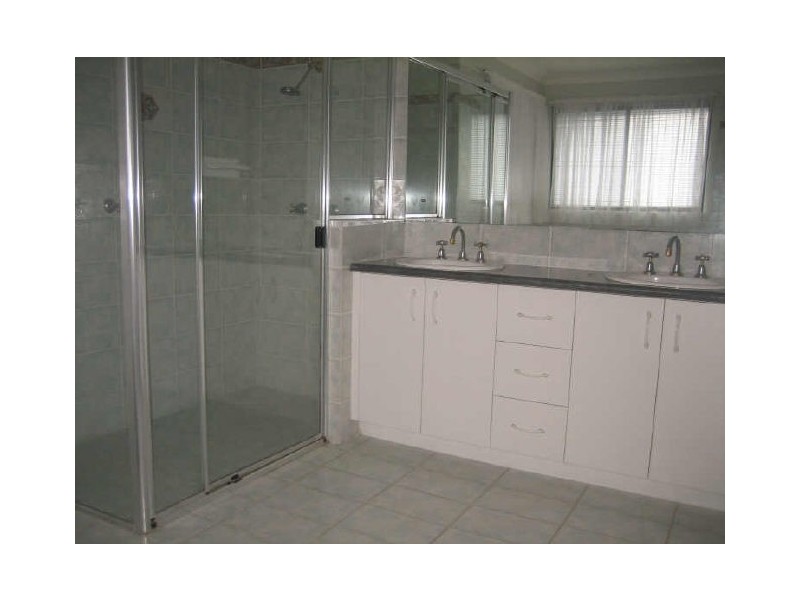 2 Mainroyal Court, Raby Bay QLD 4163