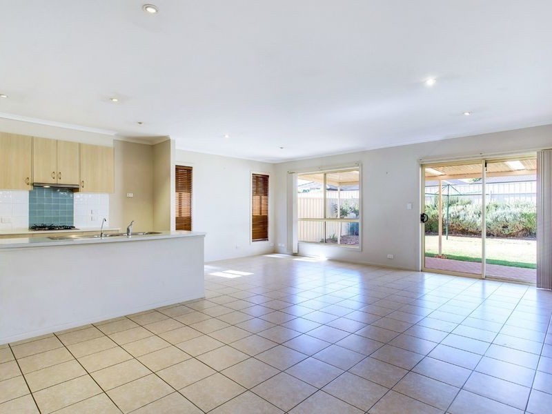 27 Leander Crescent, Greenacres SA 5086