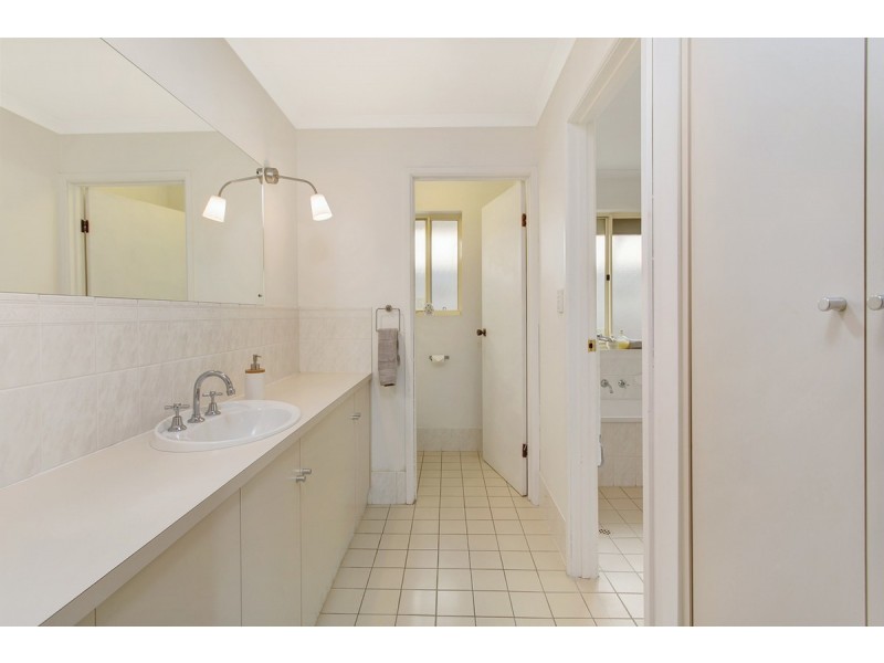 18 Bolton Road, Para Hills SA 5096