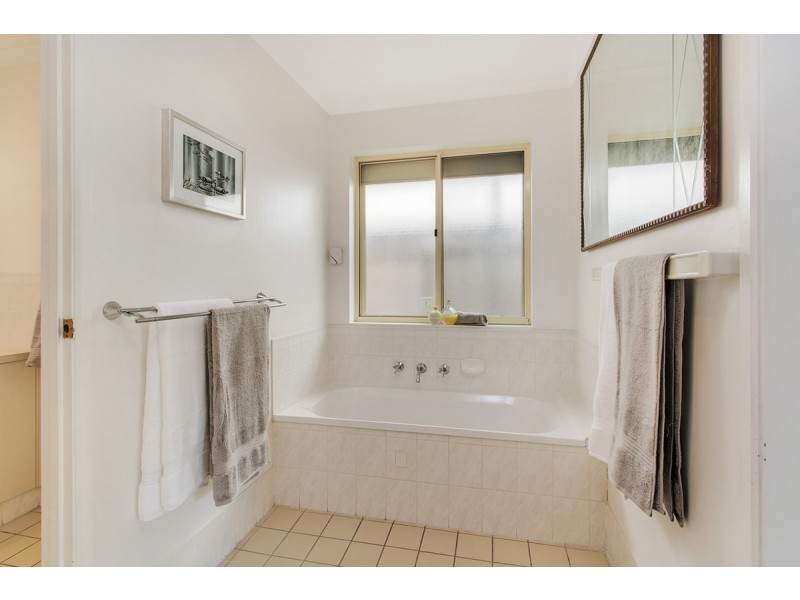 18 Bolton Road, Para Hills SA 5096